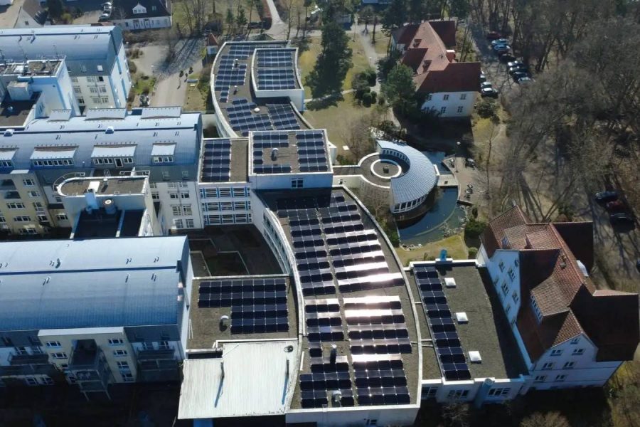 Klinik mit Solaranlage